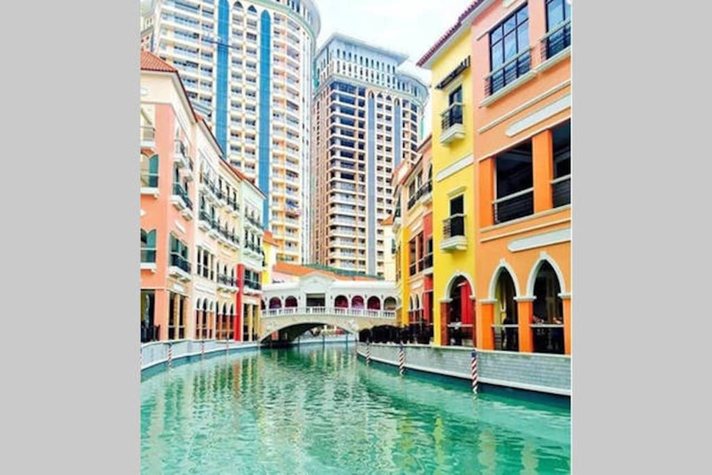 3-mins walk to Venice Grand Canal Mall/Venice Piazza
