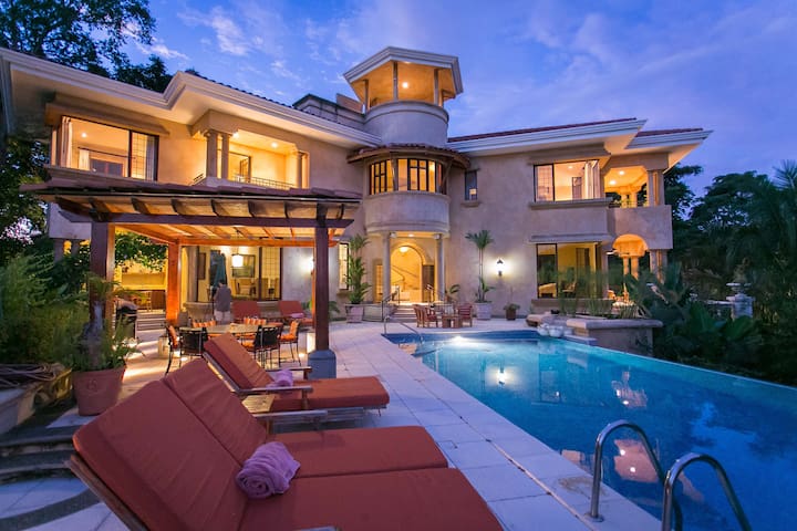 Entire home with 4 bedrooms in Quepos - Villa Vigia: Beach views, privacy & wildlife!