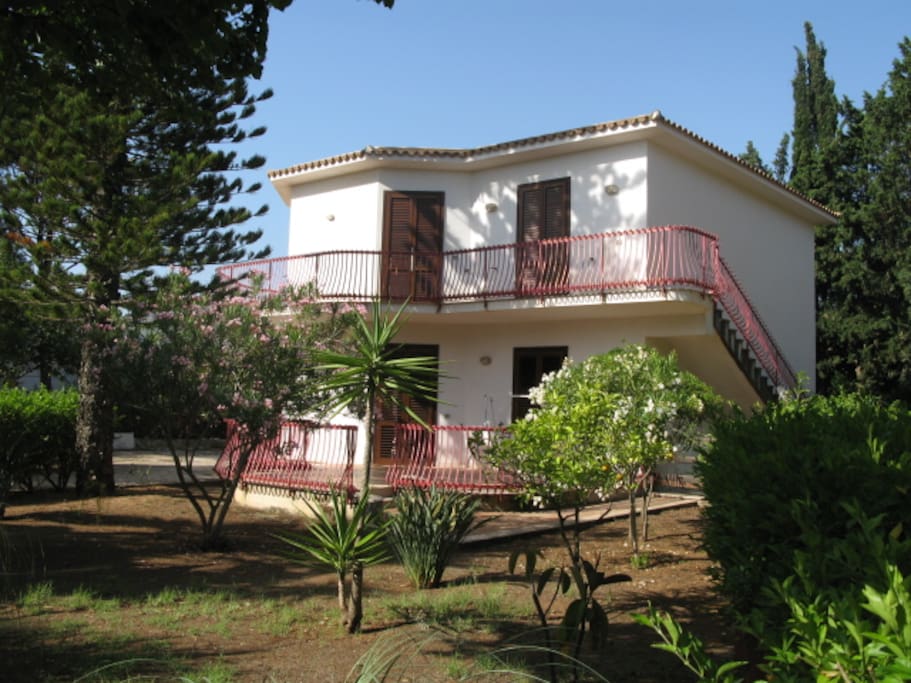 Casa con giardino - House with garden