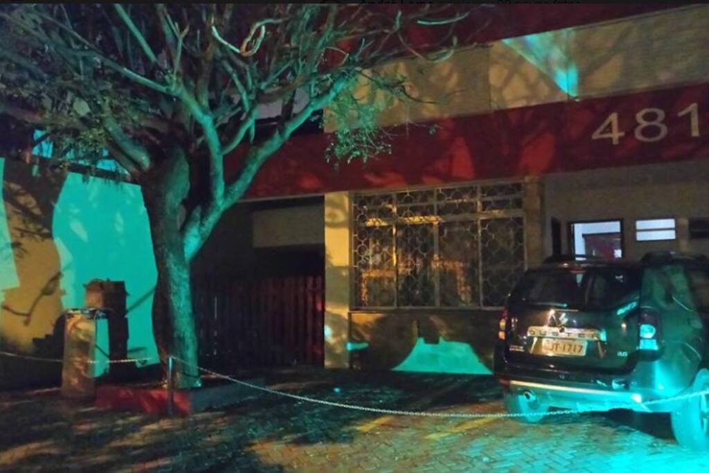 Fachada artística noturna