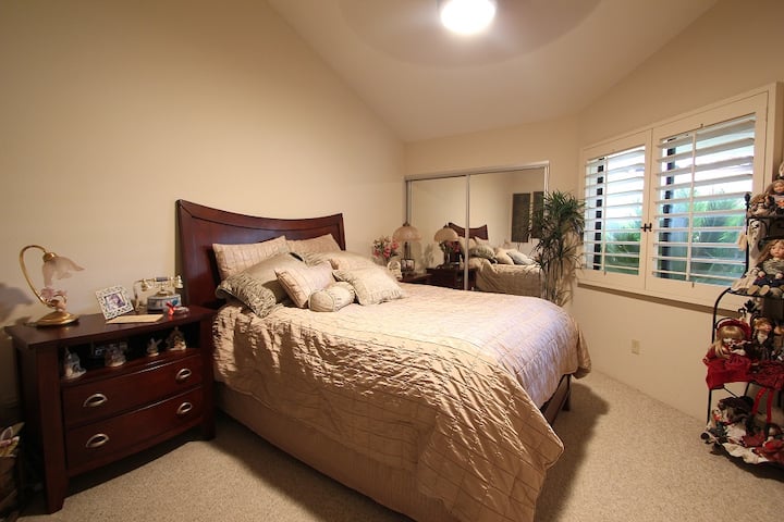 Veliki krevet u spavaćoj sobi za goste.