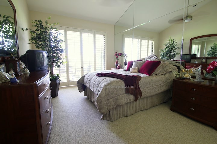 Glavna spavaća soba s privatnim vratima na terasi.