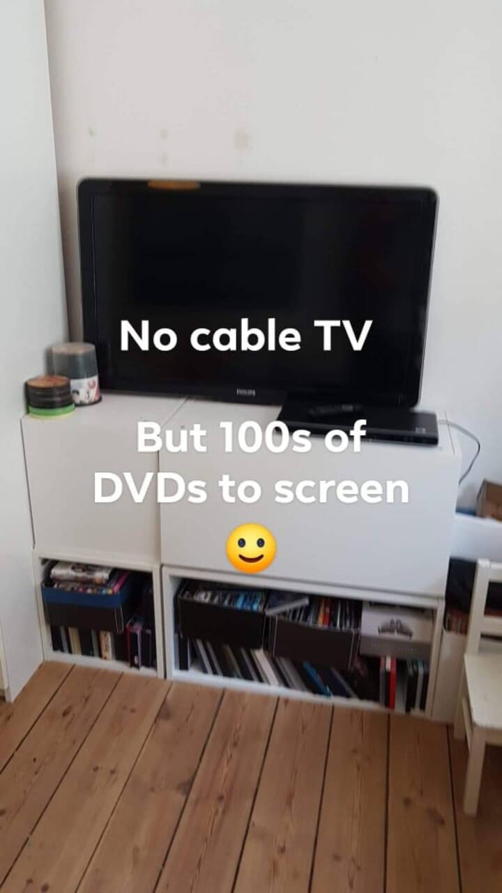 חדר שינה עם מיטה זוגית, טלוויזיה, Chromecast והרבה תקליטורי DVD (עוד תקליטורי DVD זמינים בסלון מתחת למתלה הסטריאו). אין לנו חיבור לכבלים.