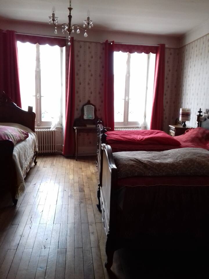  соба бр. 4 лоцирана на првиот кат  со 2 единечни кревета (широки 110 см)и 1 единечен или 2 лица (широк 120 см)