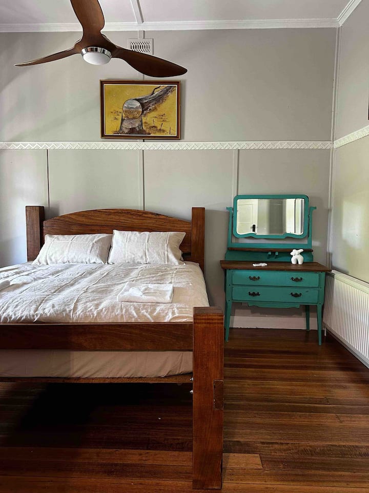 ห้องนอนใหญ่พร้อมเตียงคิงไซส์ 