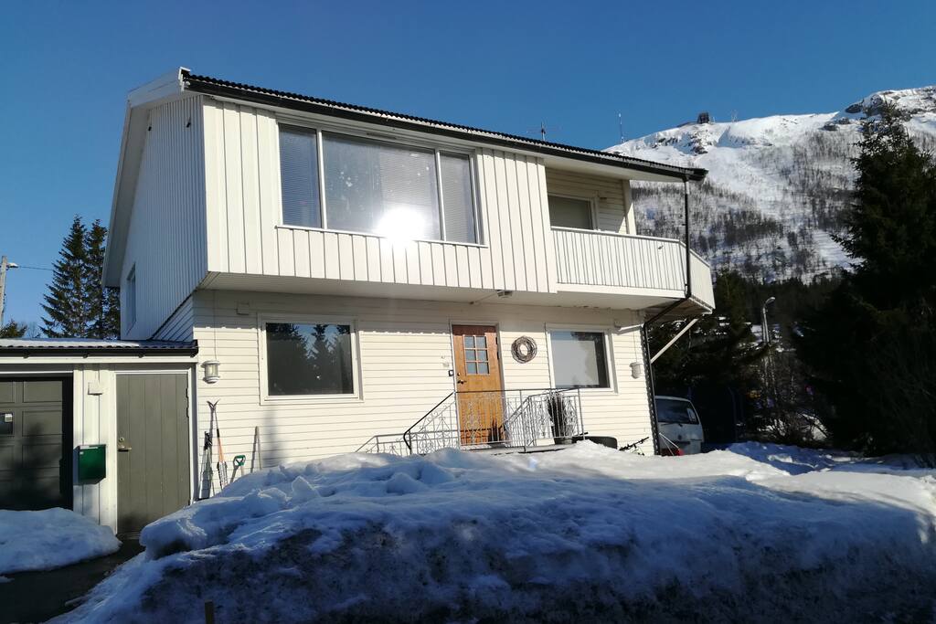 The house with the cable car at Fløya behind.