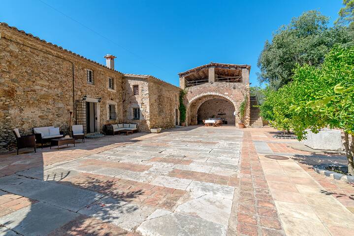 Stunning country house in rural setting. gallery image 3