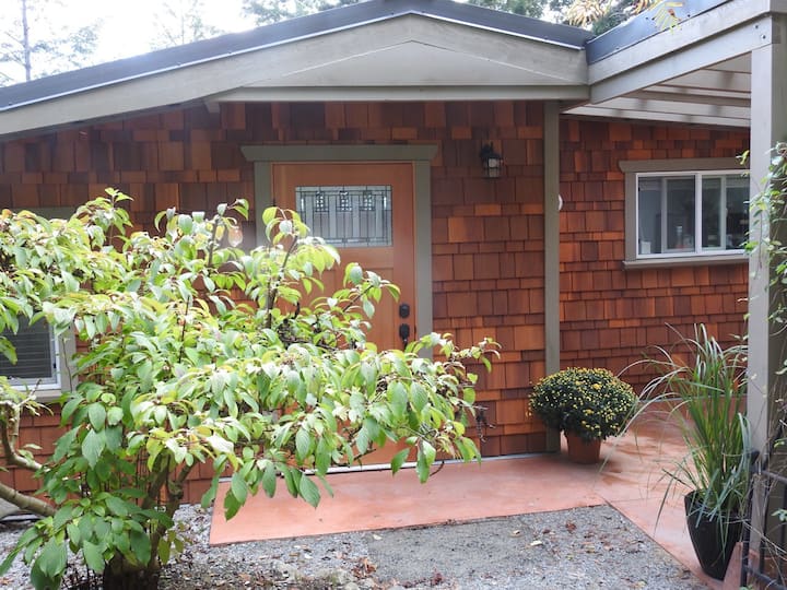 Finn Bay Farm Retreat - Yurt Cottage