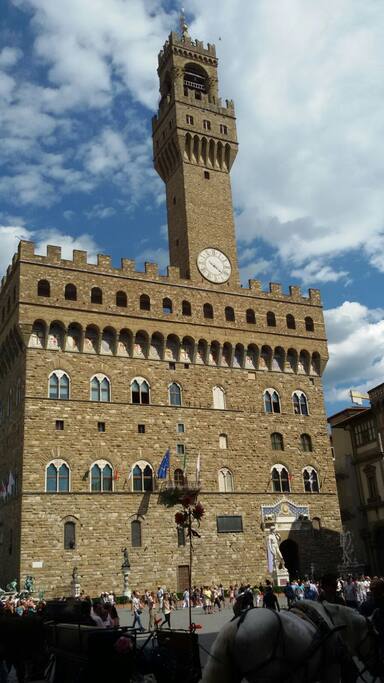 La vicina Piazza della Signoria