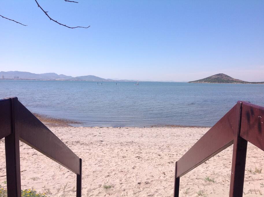 Acceso privado a la playa desde el jardin