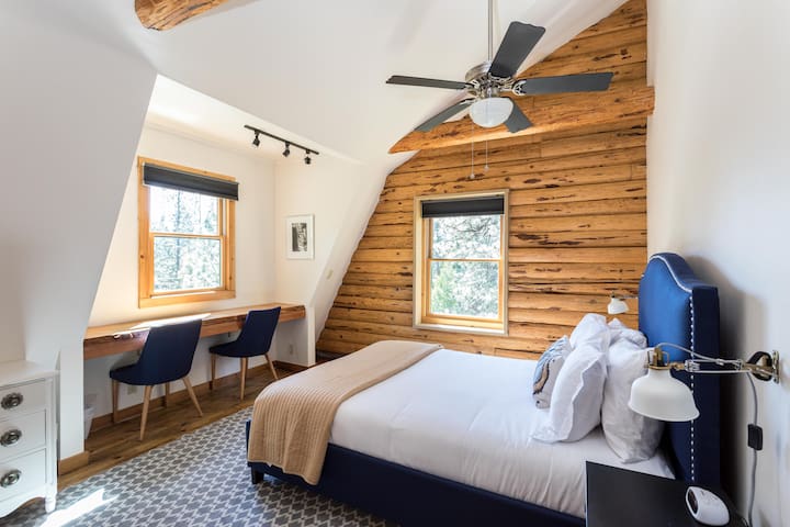 Queen bedroom with built in desk