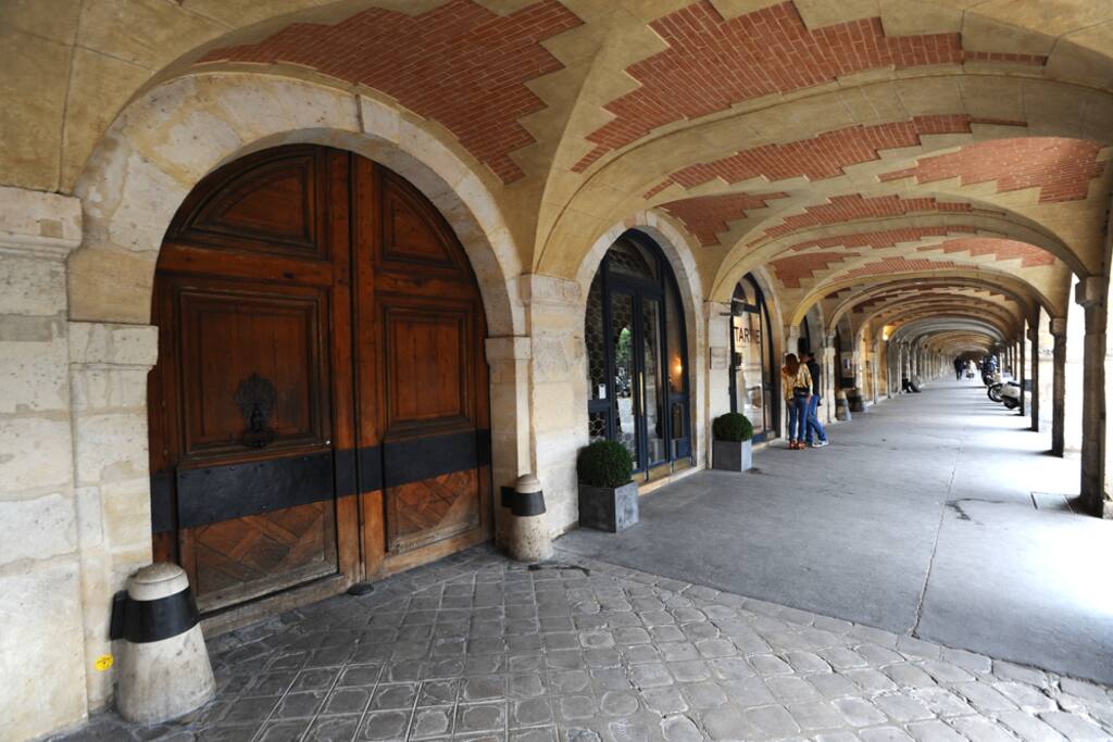 Le porche du 20 Place des Vosges et arcades à droite