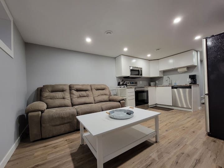 Entire Suite! 2 Bedrooms, King/queen Beds! - Winnipeg