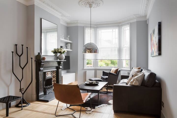 LUXURY BOUTIQUE RESIDENCE – New Listing gallery image 4