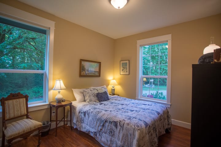 მე -2 საძინებელი Queen Size საწოლით