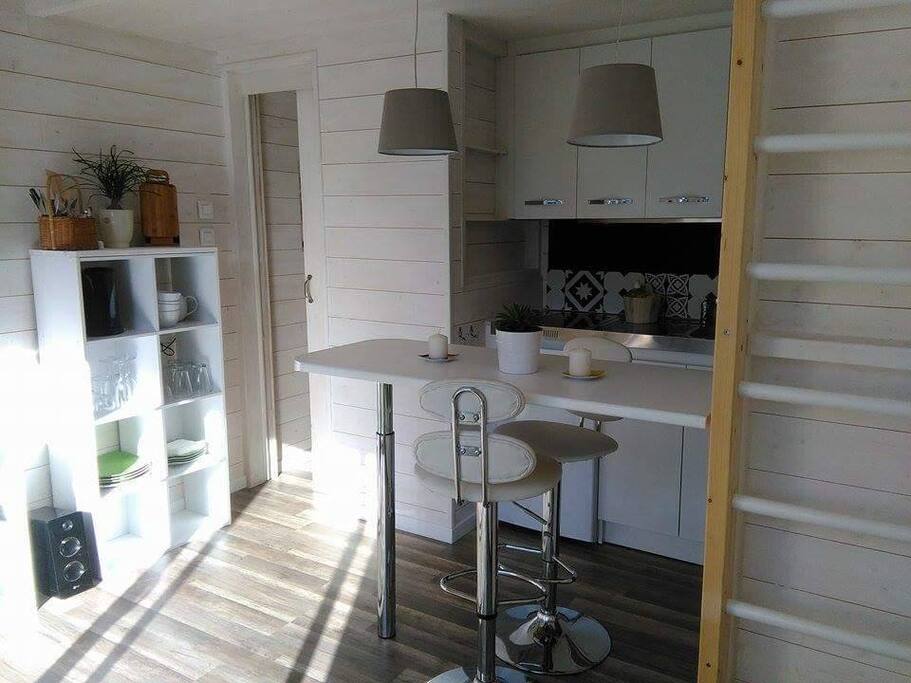 kitchenette ouverte sur séjour.