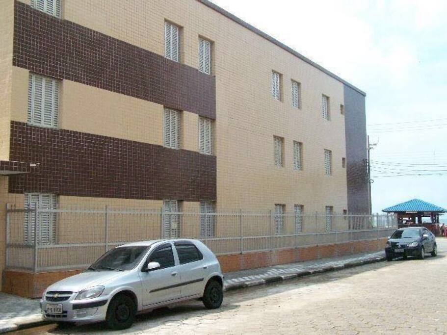 Rua tranquila de esquina para o calçadão, com outros condomínios.