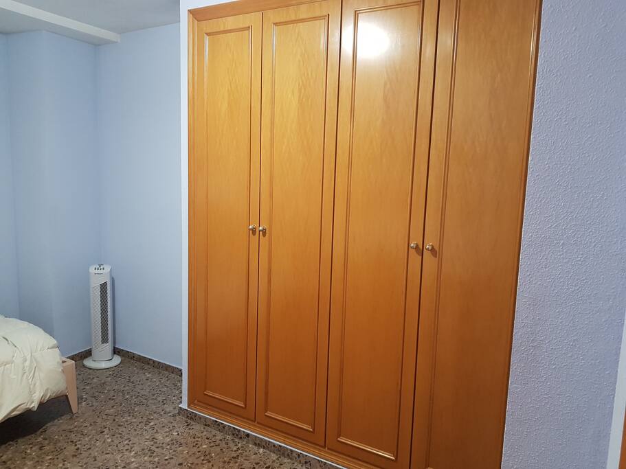 Amplio armario.
