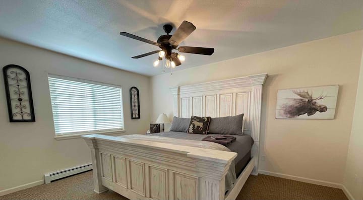 Hlavná spálňa má manželskú posteľ veľkosti King a stropný ventilátor, ktorý vám pomôže ochladiť, a prikrývku navyše, ak sa ochladíte. Má tiež zopár losov.