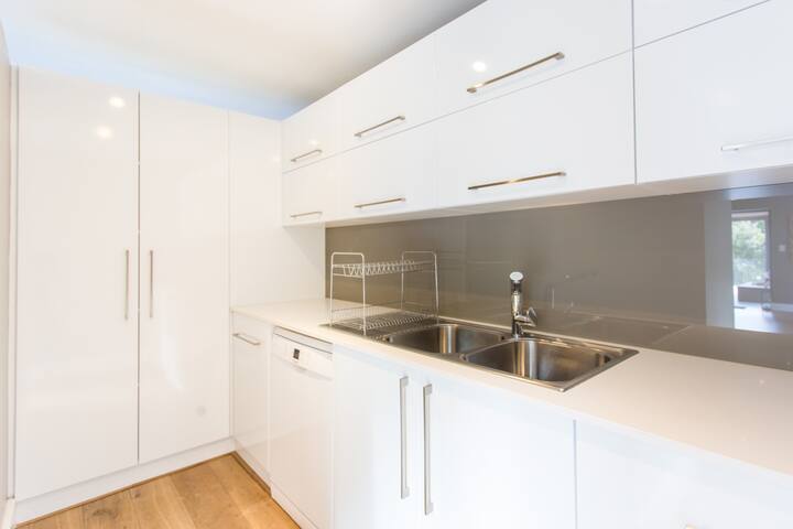 Exquisitely Designed Home on the Mountain in Constantia gallery image 3