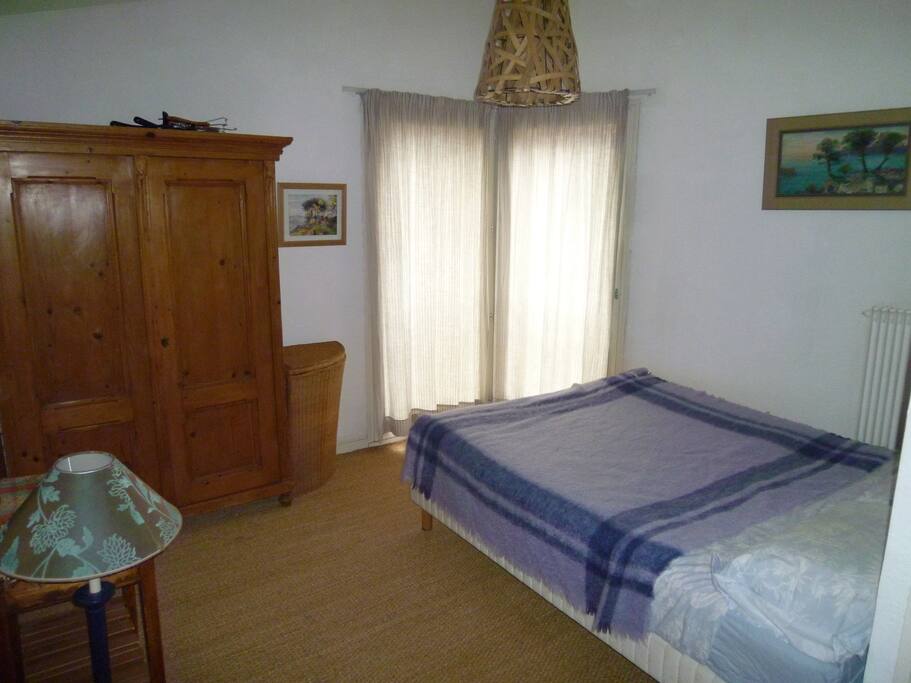 chambre avec lit de 160 x 200. Matelas et sommier neufs