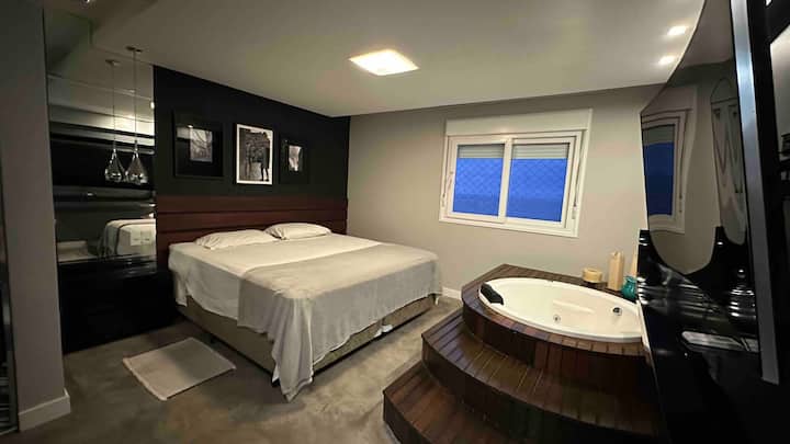 Основна спалня, изглед към океана, акустично изолиран PVC прозорец, голямо двойно легло.