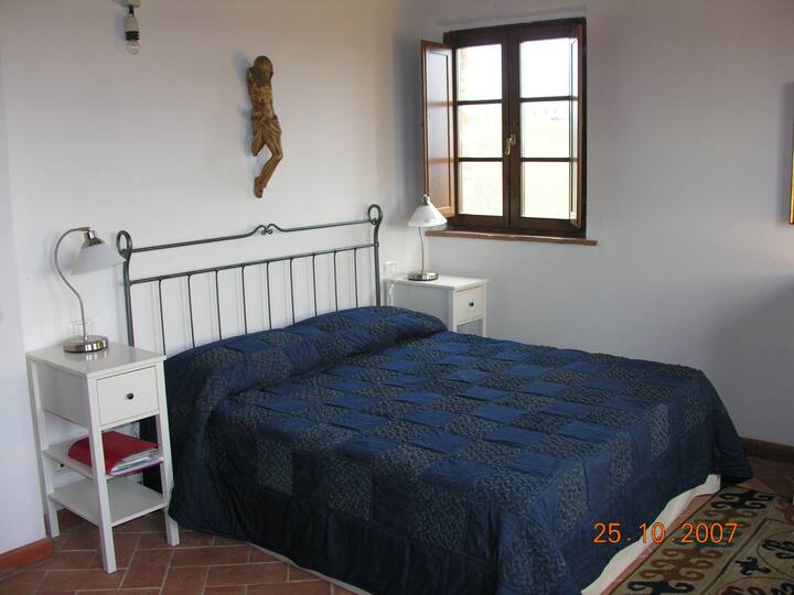 dhoma e gjerë me krevat dopio