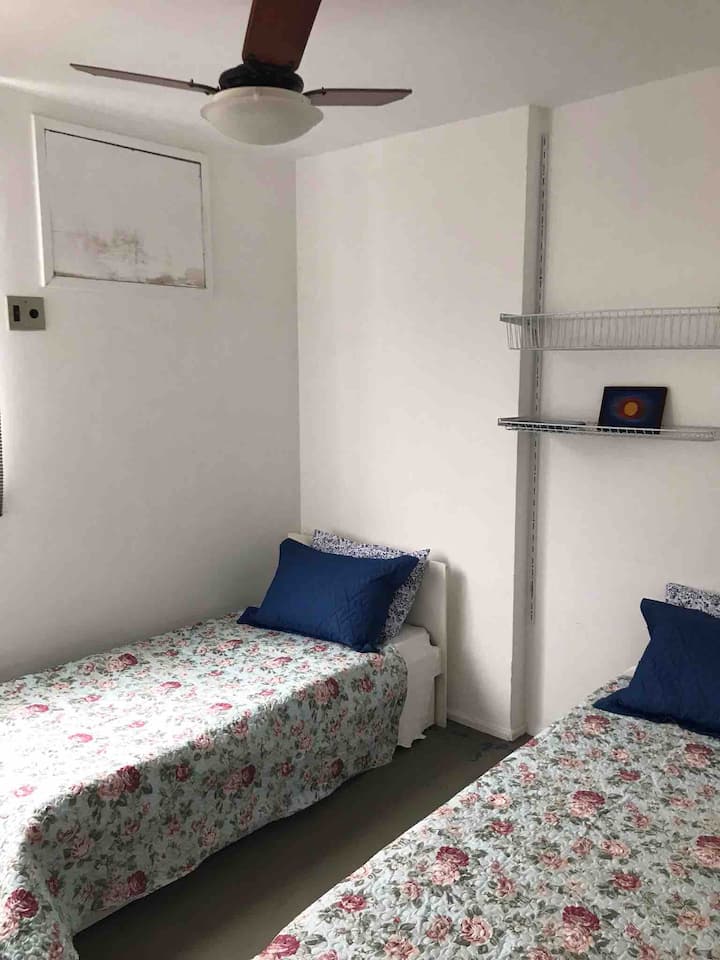 Ნომერი 3 ერთადგილიანი საწოლით, სამუშაო მაგიდით და საოფისე სკამით 