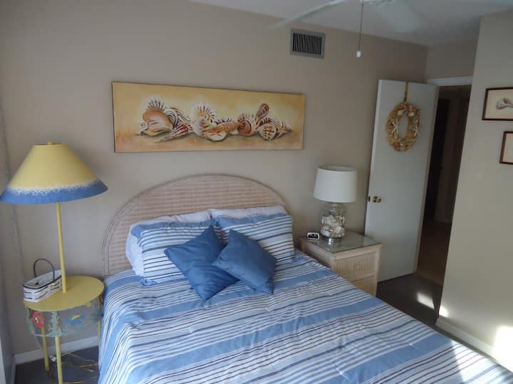 标准双人床卧室