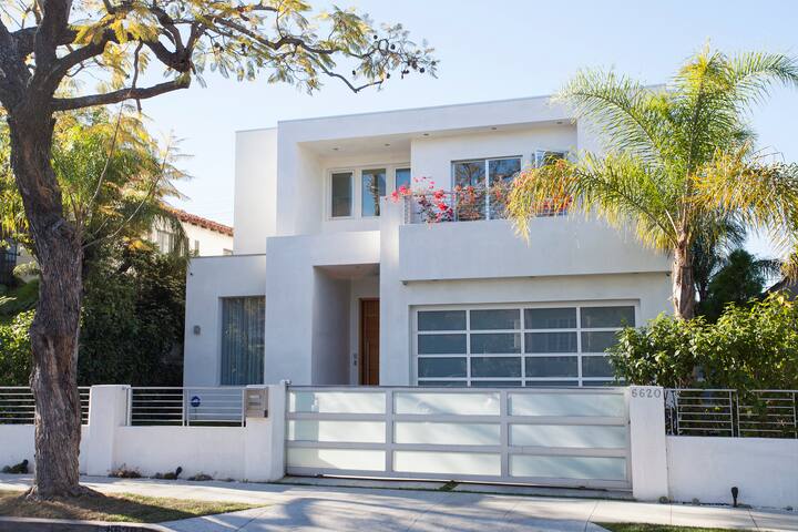 MODERN LUXURIOUS &PRIME LOCATION gallery image 5