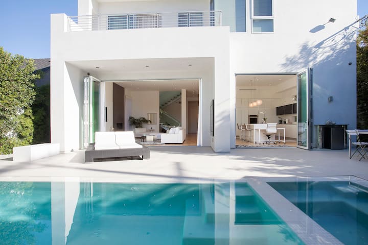 MODERN LUXURIOUS &PRIME LOCATION