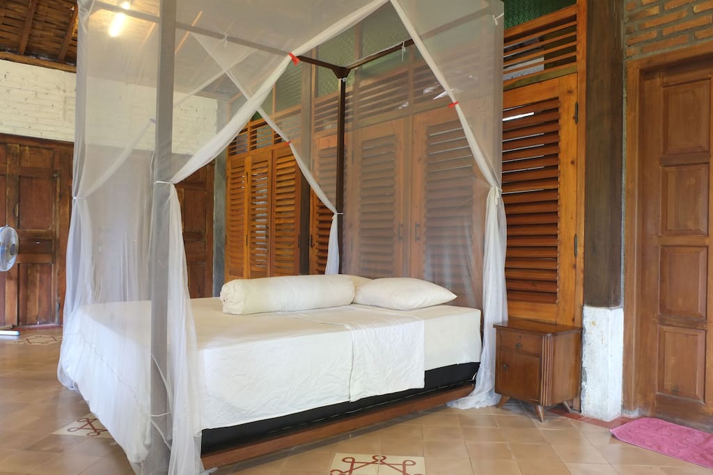 Main queen bed room