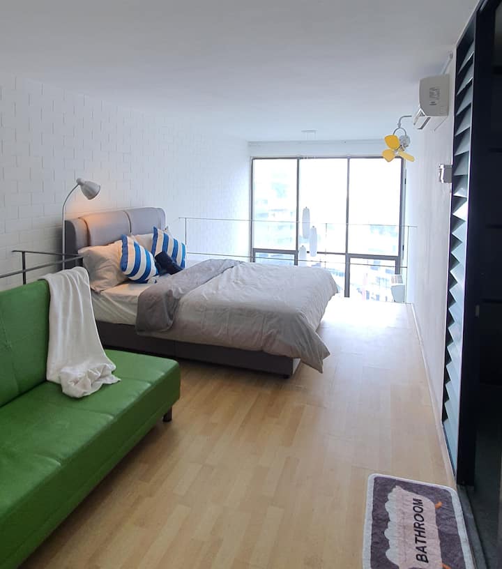 Baño adyacente. Sofá cama adicional.