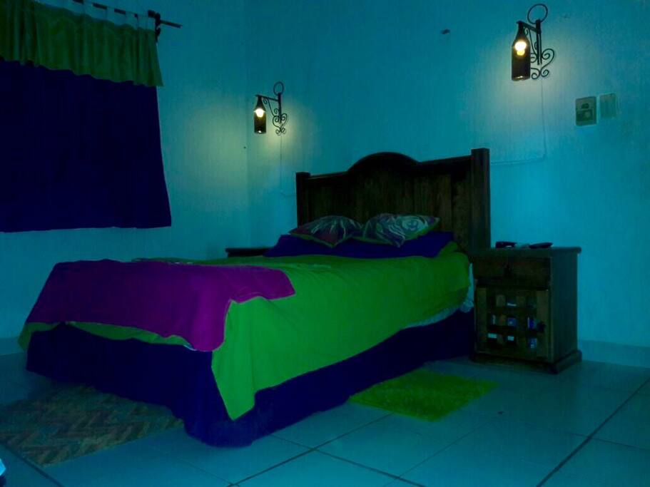 Habitación con cama matrimonial, aire acondicionado, abanico, luces de lectura, wifi, televisión por cable, totalmente amplia y cómoda donde inclusive se pueden poner hamacas de preferirlo así el huésped ...