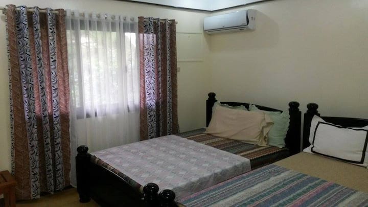 Les troisièmes chambres climatisées,il dispose de 2 lits Queen.