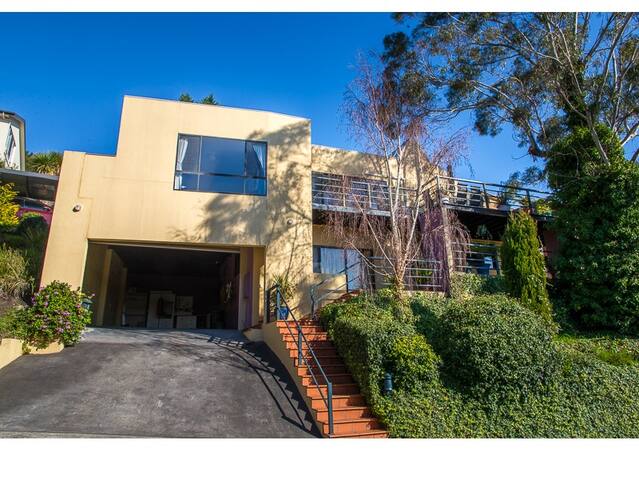 Spacious 6BR + 3 bathroom House in Prime Location gallery image 2