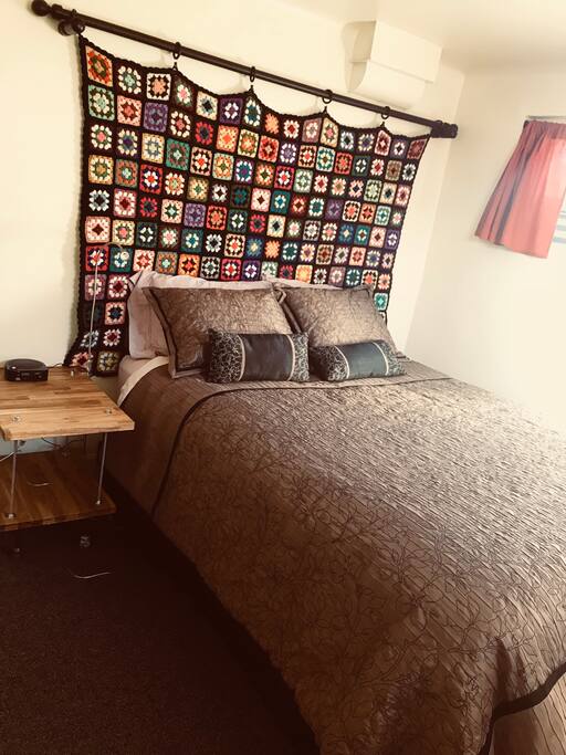 Cozy bedroom with queen bed.
