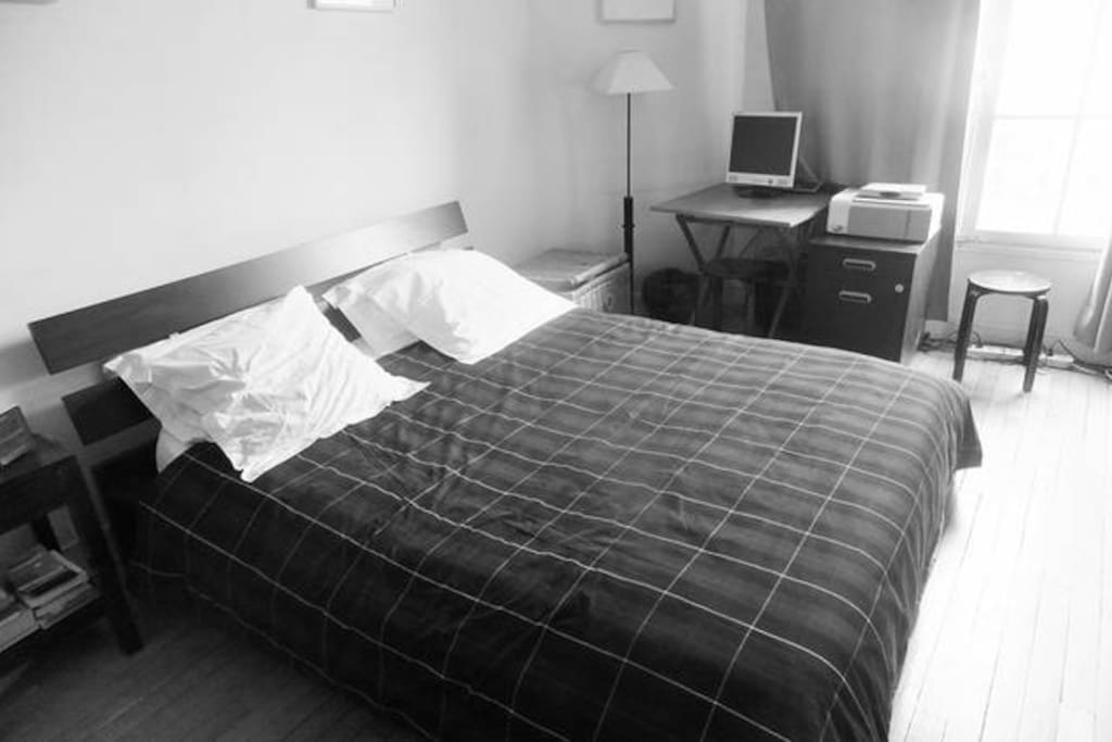 la chambre spacieuse et lumineuse