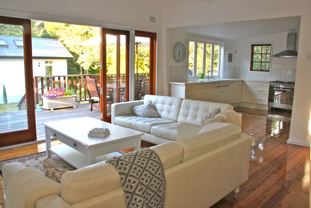 OPEN PLAN LOUNGE & VERANDAH