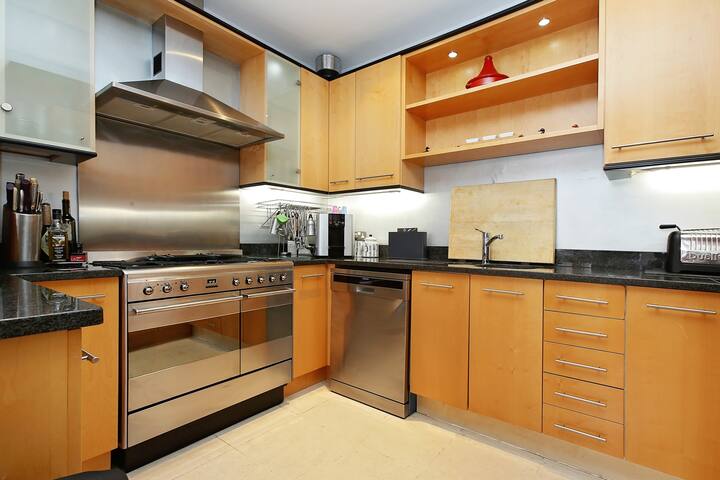 Iconic London Marylebone Mews House gallery image 3