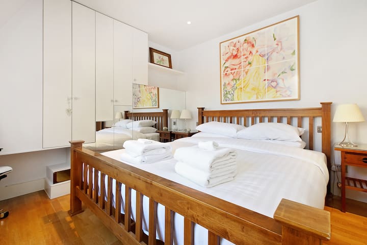 Iconic London Marylebone Mews House gallery image 5