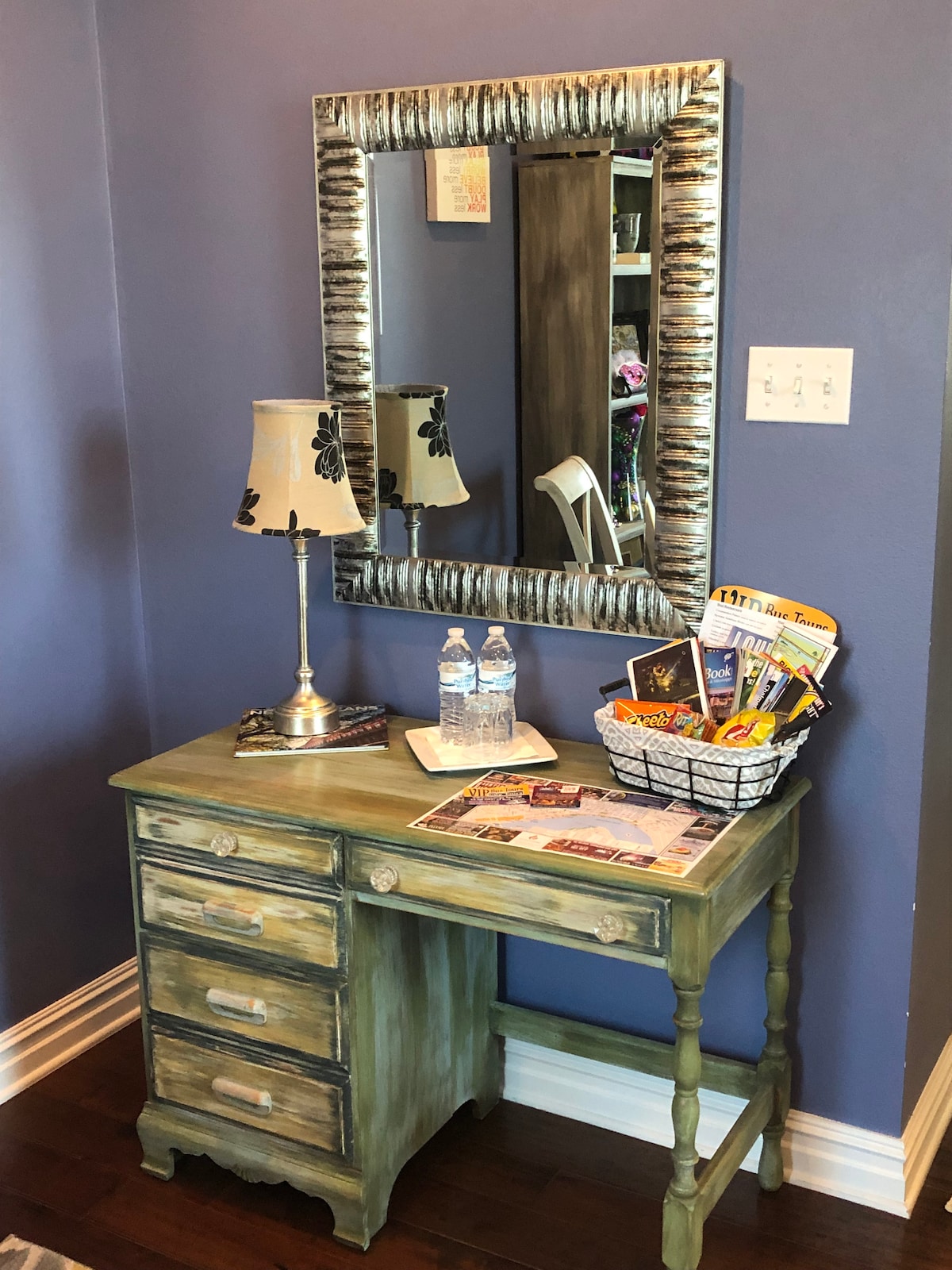 Простор за работа, пишување или средување/шминкање.