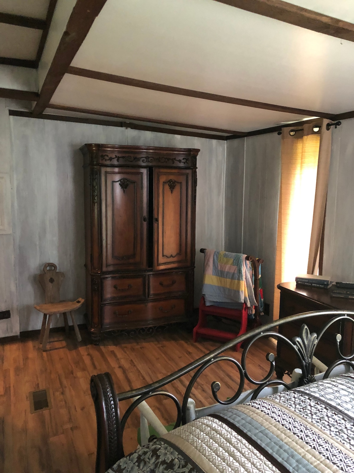 غرفة نوم رئيسية مع خزانة تلفزيون