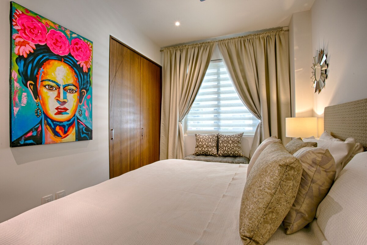 Lit king size dans la chambre