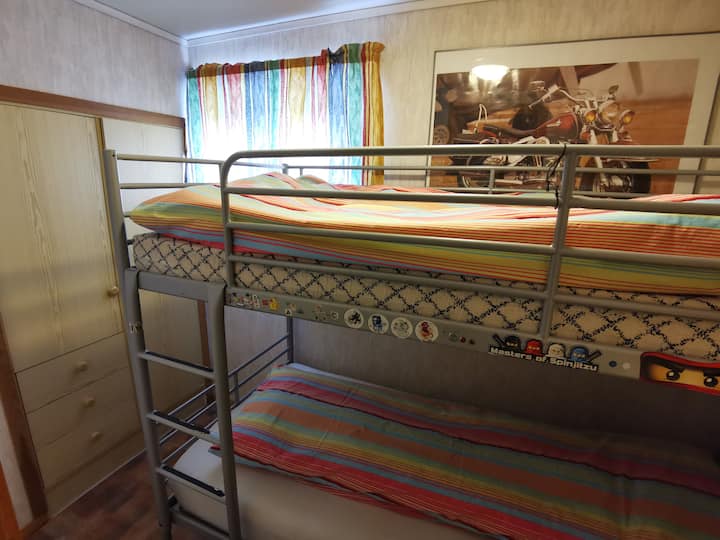 Мала спална соба со кревет на спрат. Два кревета со димензии 90 x 200 см.