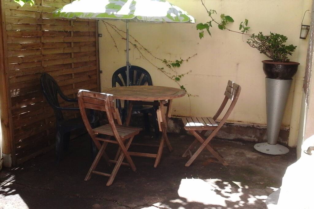 terrasse avec parasol