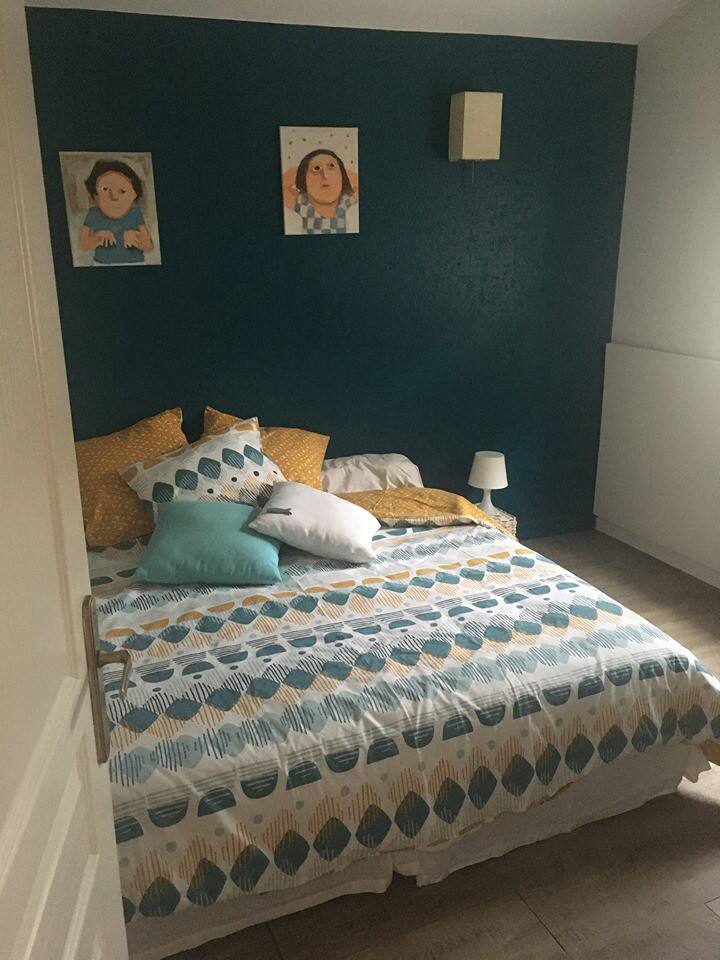 Chambre bleue (aménageable en 3 places, Couple + 1 enfant, ou couple seul)