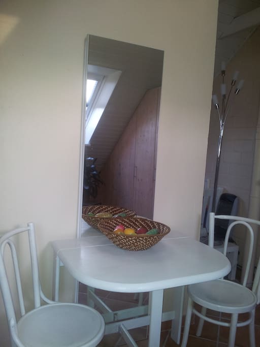 Hier kannst Du sitzen und relaxen oder frühstücken. Here you can sit, relax and have breakfast