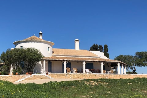 Airbnb em destaque: Unique Rustic Villa with Sea View & Secluded Beach em Porches