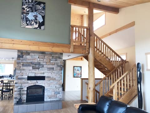 Top Airbnb: Spectacular Mountain Home in Hinton